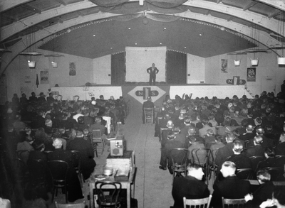 222799 Afbeelding van een personeelsavond voor fabriekspersoneel te Amersfoort, waarbij N.S. een lezing verzorgt en een ...